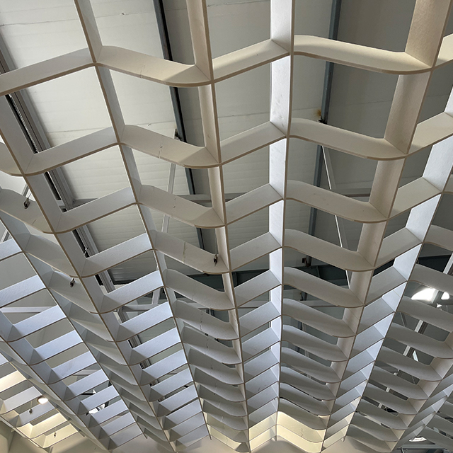 Plafond acoustique ondulé