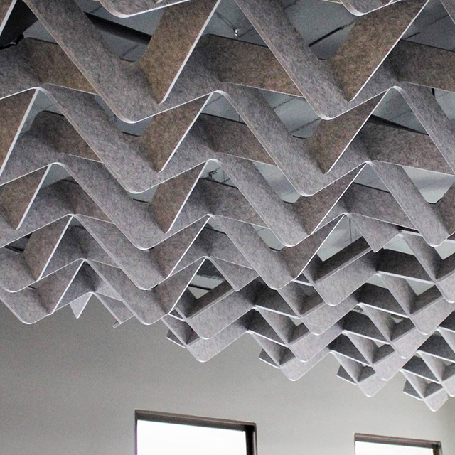 Plafond acoustique ondulé