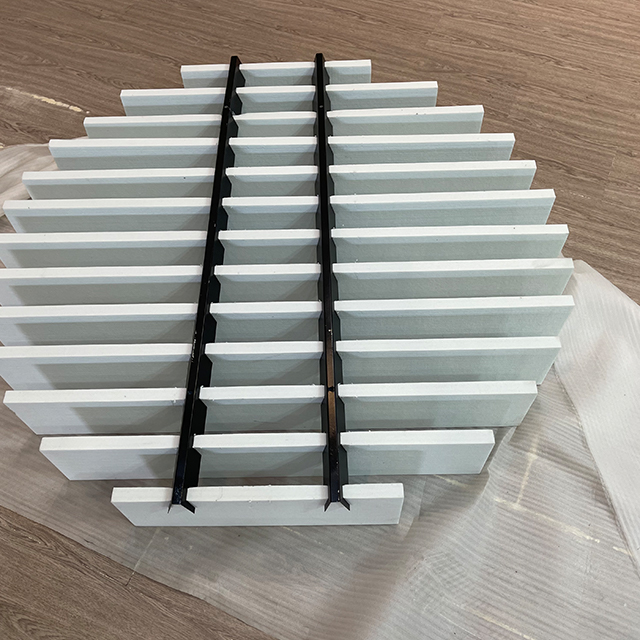 Panneaux espacés à différentes longueurs